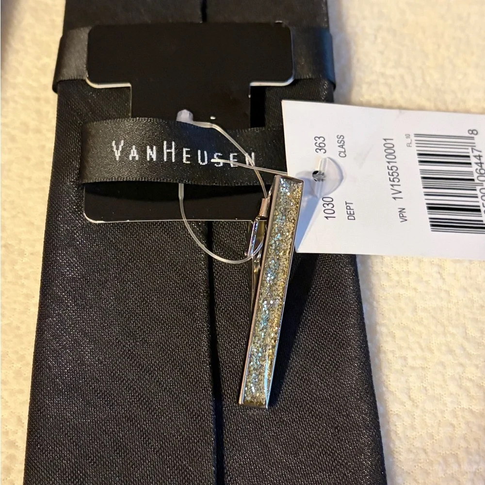 Van Heusen Classic Black Necktie with Tie Tac bar - Picture 4 of 4